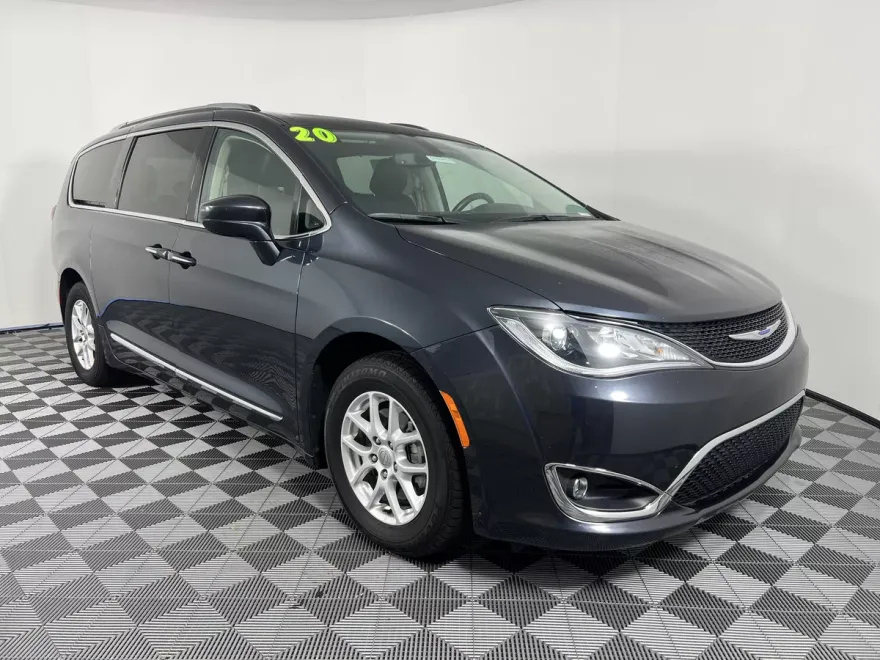 2020 Chrysler Pacifica Touring L photo 1