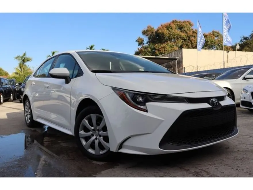 2022 Toyota Corolla LE photo 1