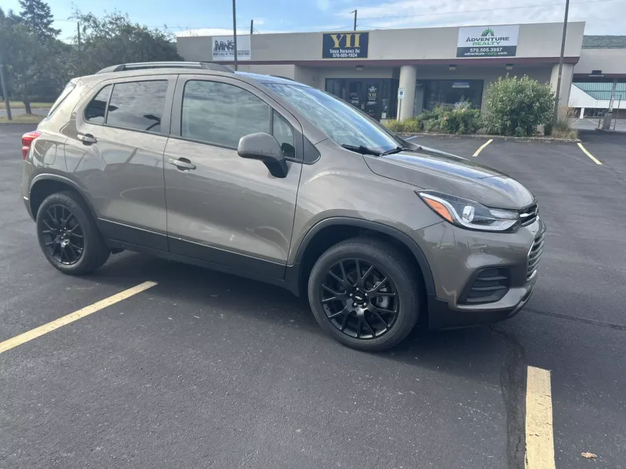 2022 Chevrolet Trax LT photo 1