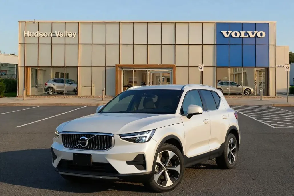 2026 Volvo XC40 Plus photo 1