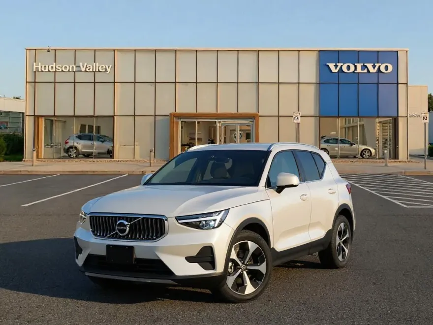 2026 Volvo XC40 Plus photo 1