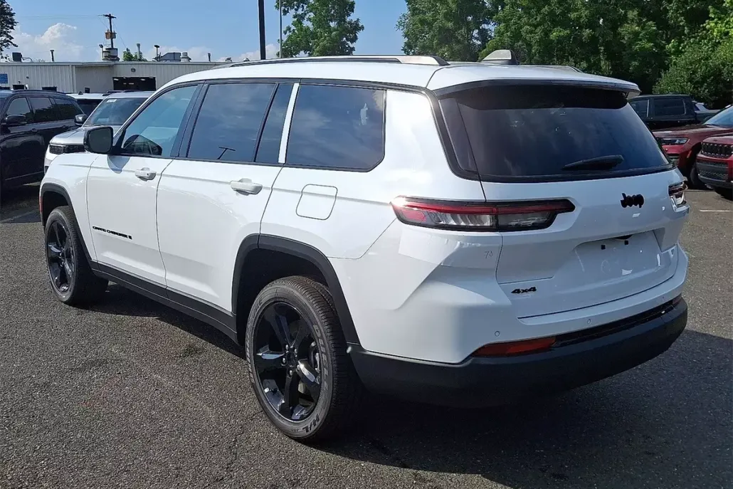 2025 Jeep Grand Cherokee Altitude photo 1