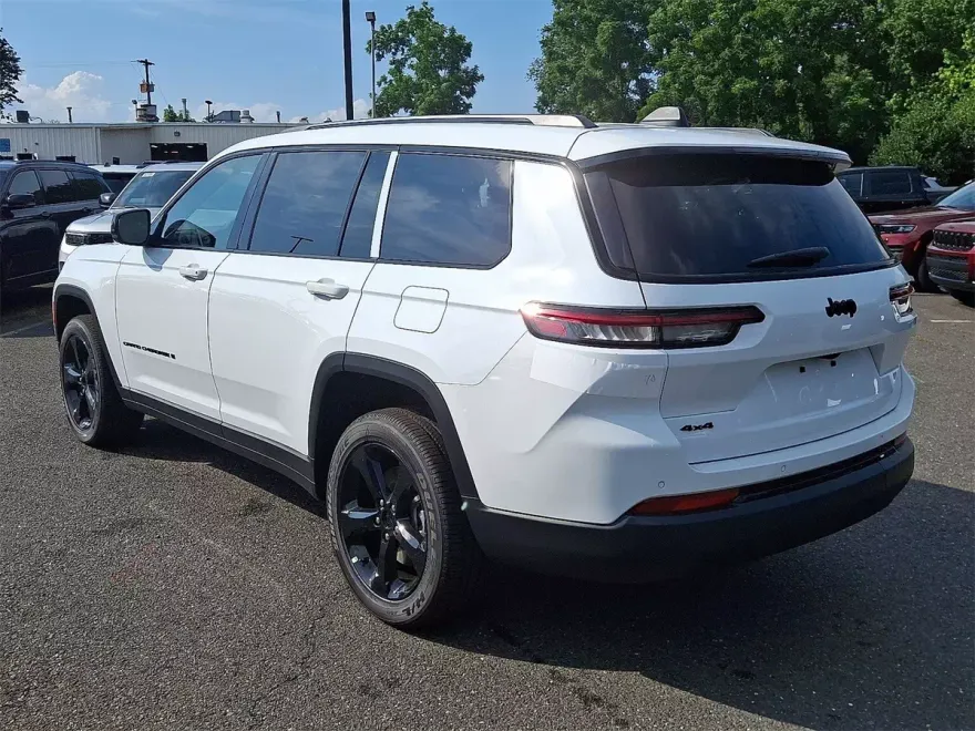2025 Jeep Grand Cherokee Altitude photo 1