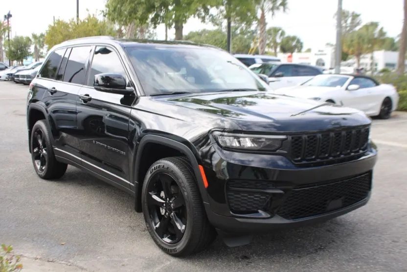 2023 Jeep Grand Cherokee Altitude photo 1