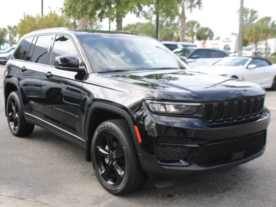 2023 Jeep Grand Cherokee Altitude photo 1
