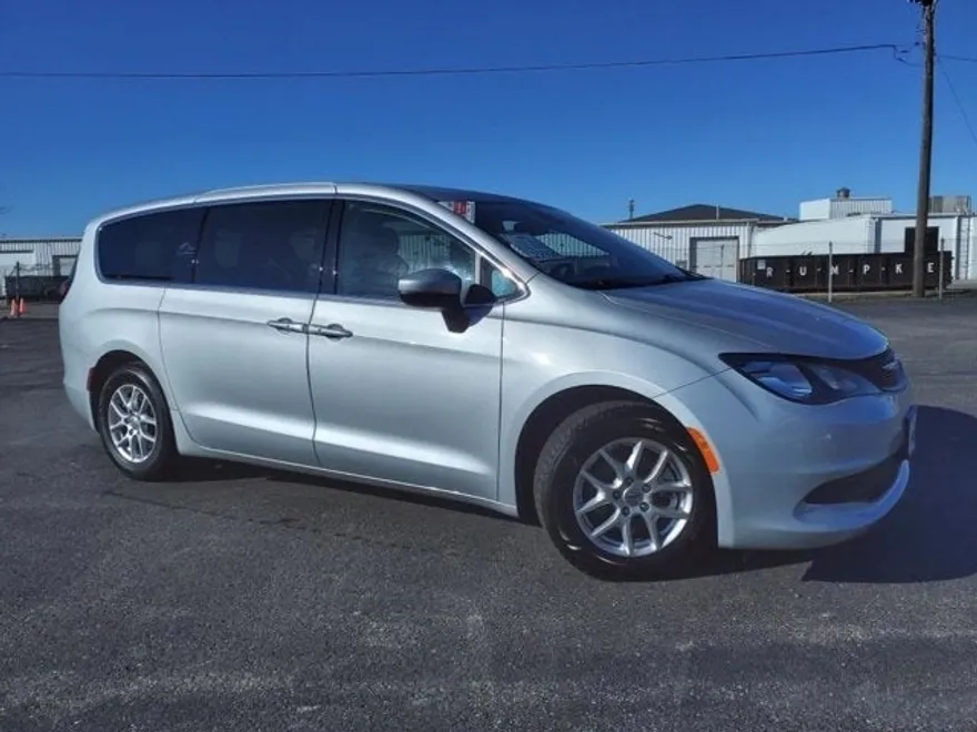 2023 Chrysler Voyager LX photo 1