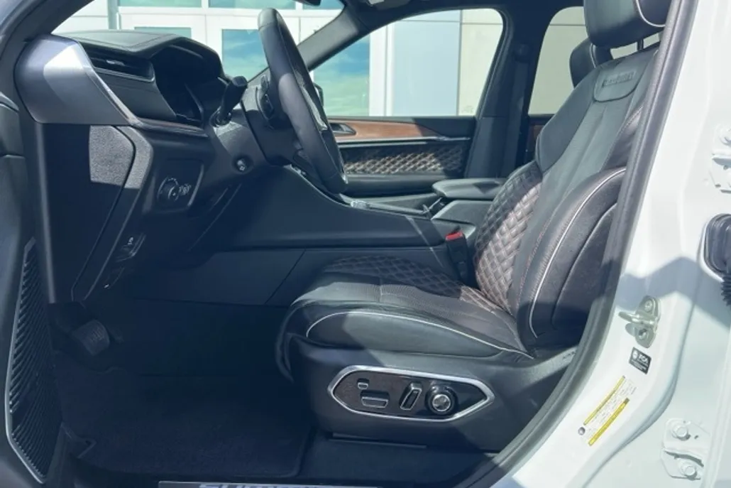 2023 Jeep Grand Cherokee L Summit photo 1