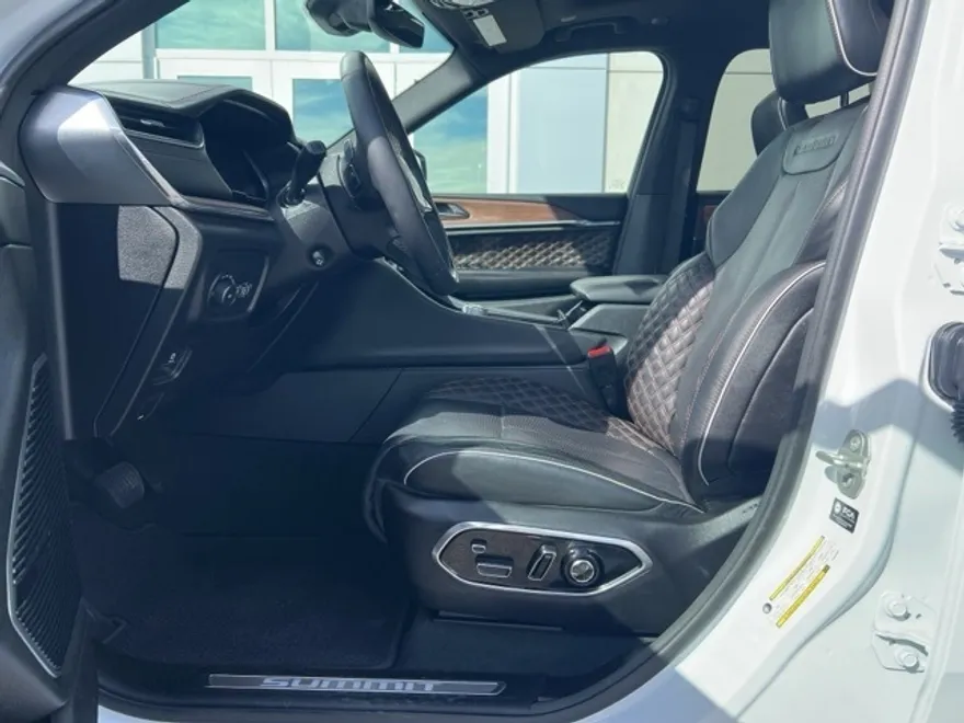 2023 Jeep Grand Cherokee L Summit photo 1