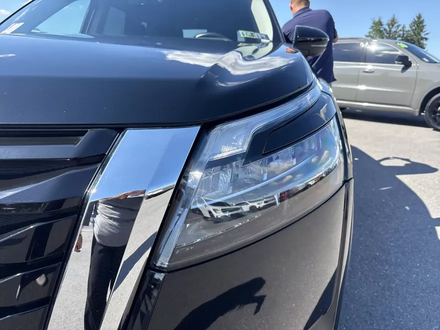 2024 Nissan Pathfinder SV photo 1