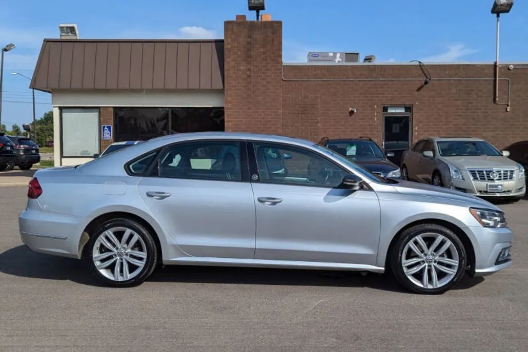 2019 Volkswagen Passat Wolfsburg Edition photo 1