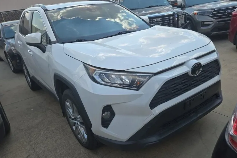 2019 Toyota RAV4 XLE Premium photo 1