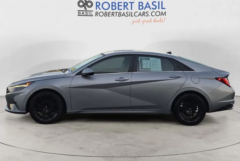 2022 Hyundai Elantra SEL photo 1