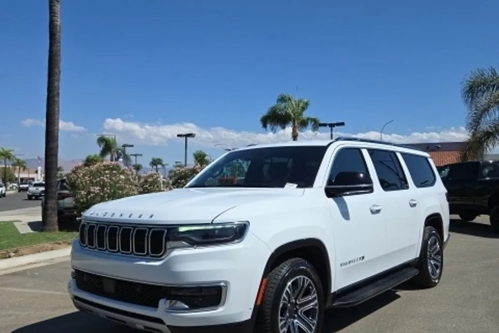 2023 Jeep Wagoneer L Series II photo 1