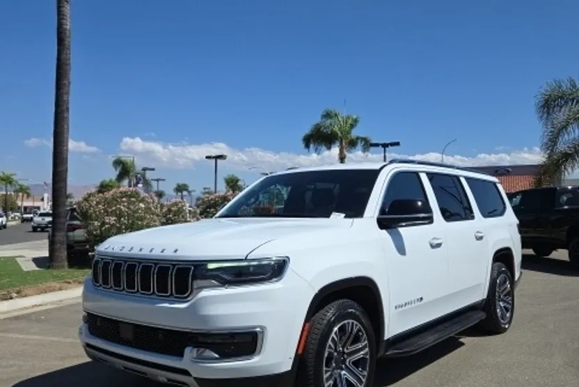 2023 Jeep Wagoneer L Series II photo 1