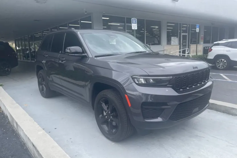 2024 Jeep Grand Cherokee Laredo photo 1