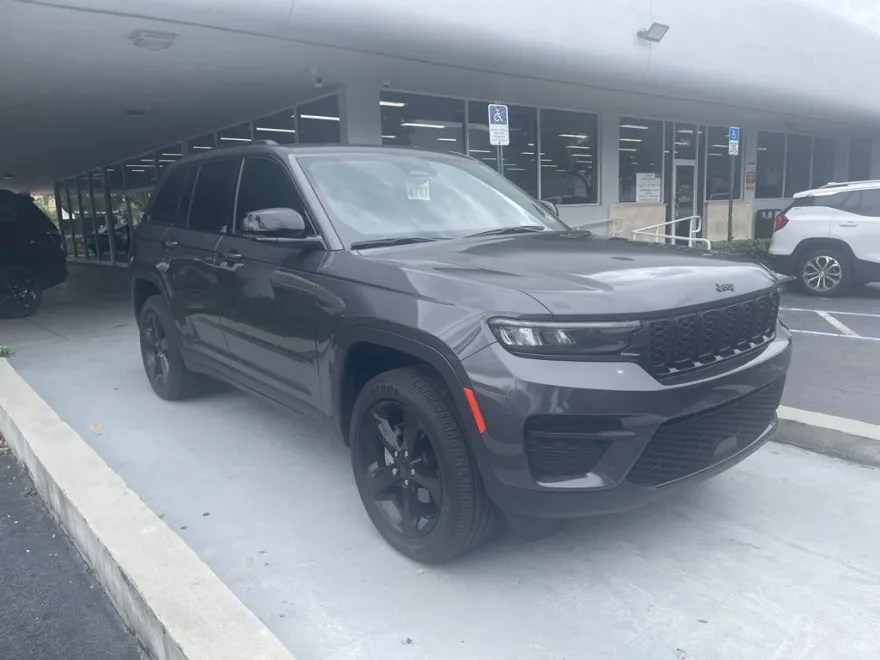 2024 Jeep Grand Cherokee Laredo photo 1