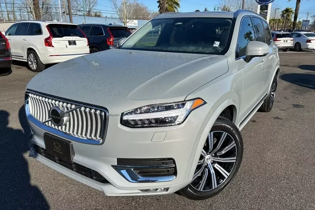 2025 Volvo XC90 B5 Core photo 1