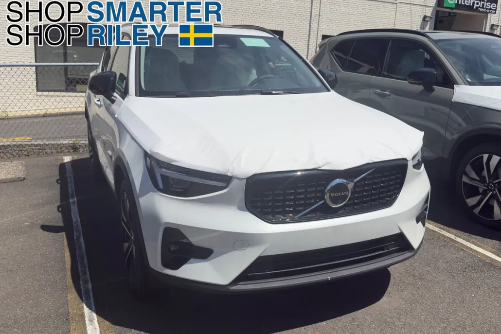 2025 Volvo XC40 photo 1