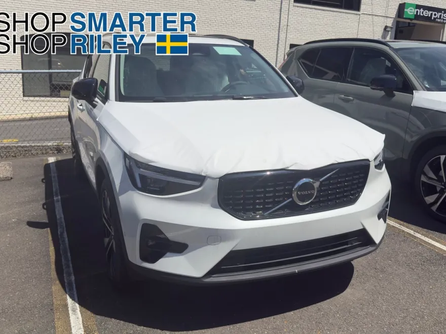 2025 Volvo XC40 photo 1