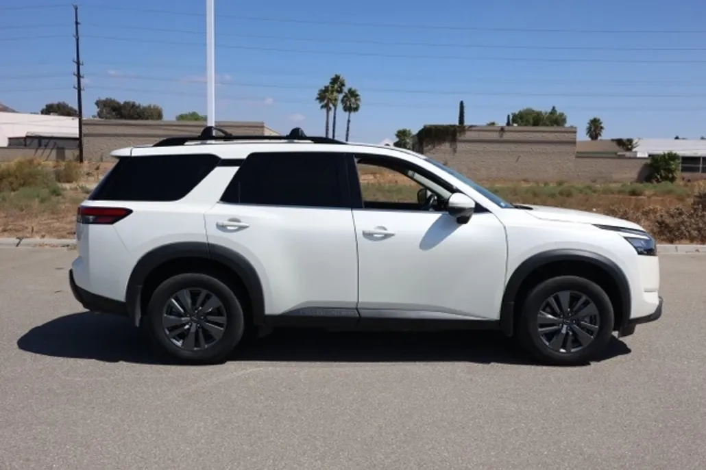 2024 Nissan Pathfinder SV photo 1