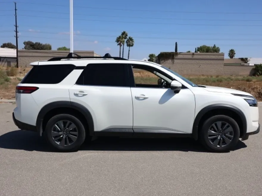2024 Nissan Pathfinder SV photo 1