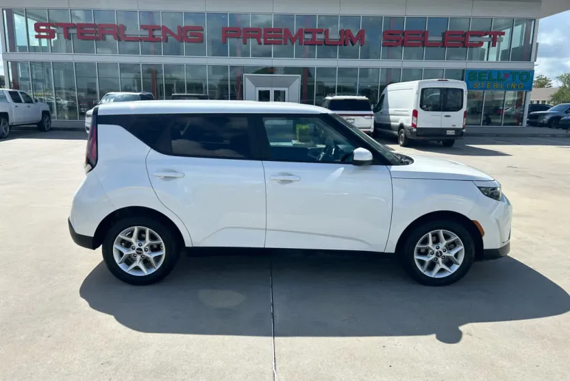 2023 Kia Soul LX photo 1