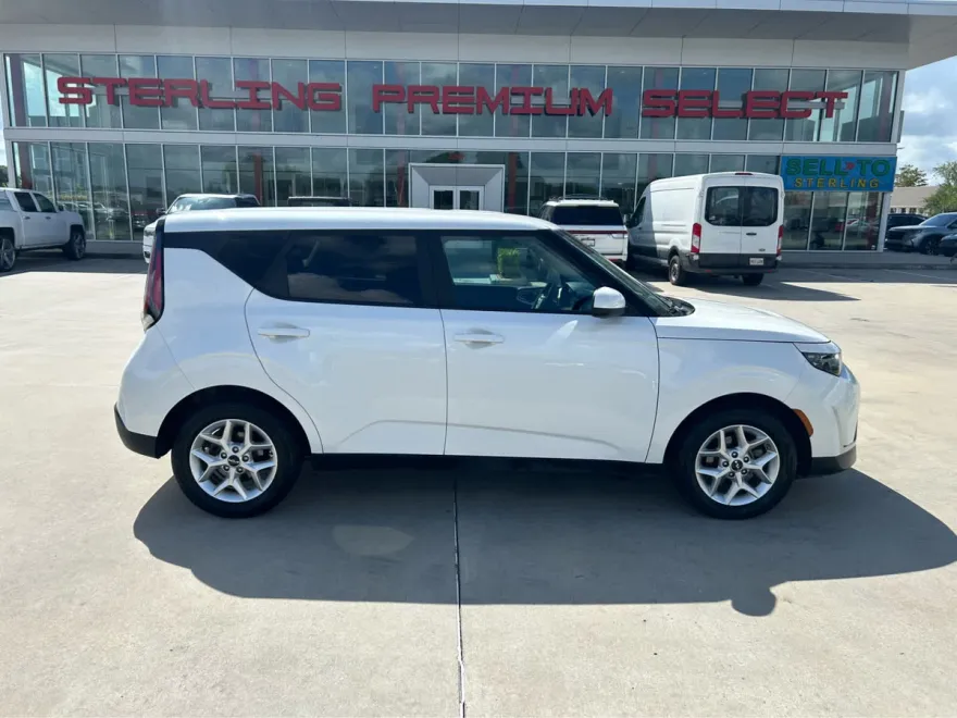 2023 Kia Soul LX photo 1
