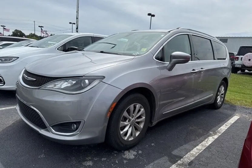2018 Chrysler Pacifica Touring L photo 1