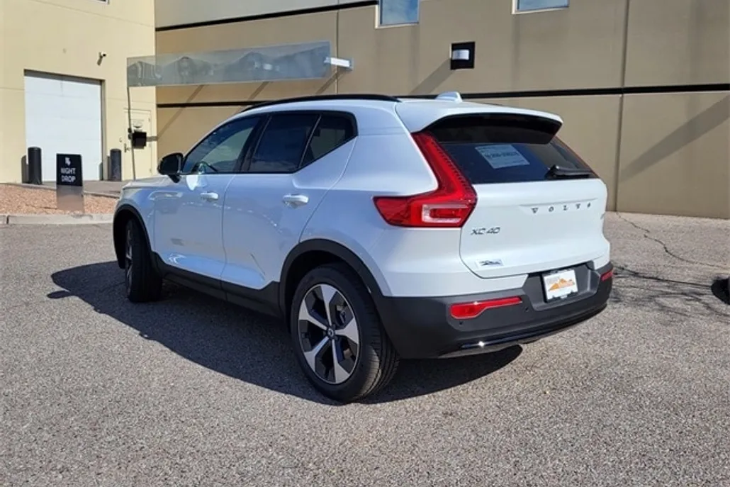 2025 Volvo XC40 Plus photo 1