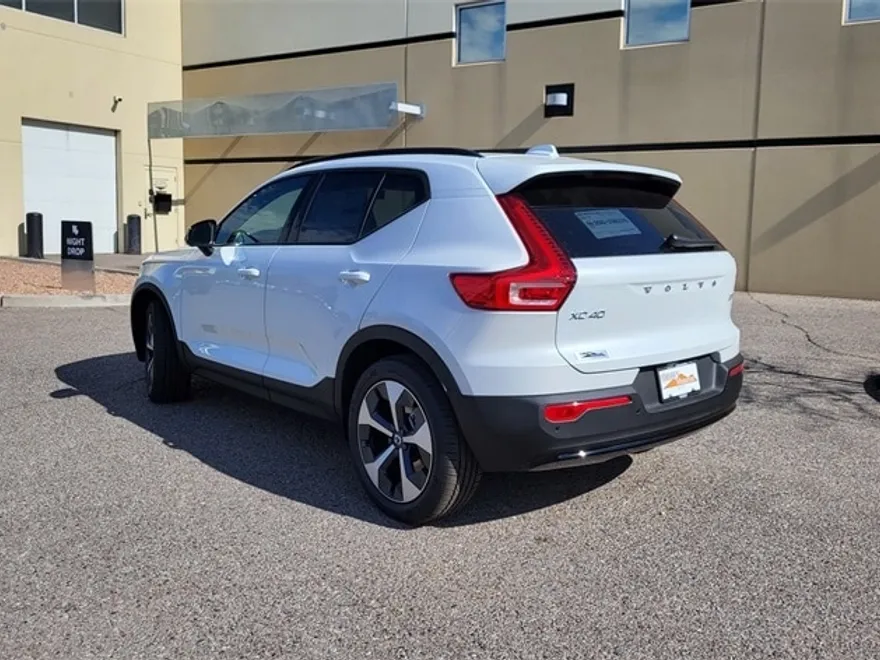 2025 Volvo XC40 Plus photo 1