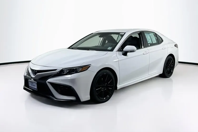 2022 Toyota Camry SE photo 1