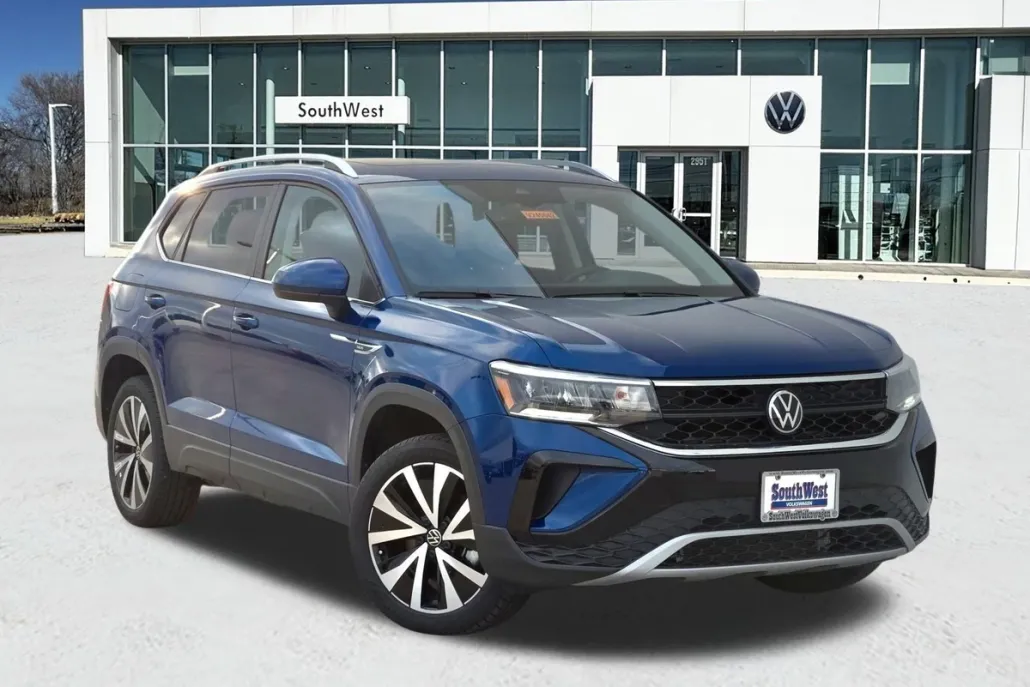 2024 Volkswagen Taos SE photo 1