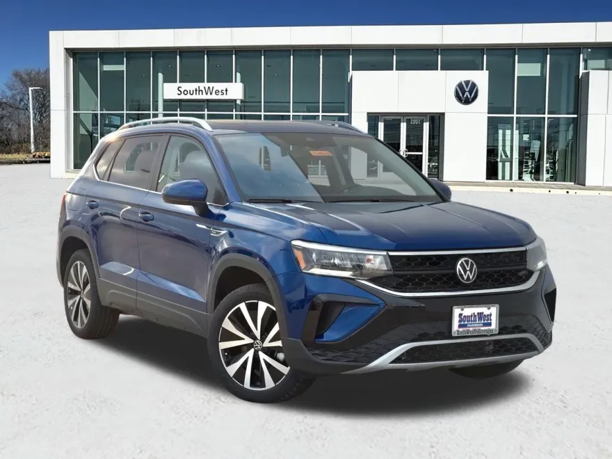 2024 Volkswagen Taos SE photo 1