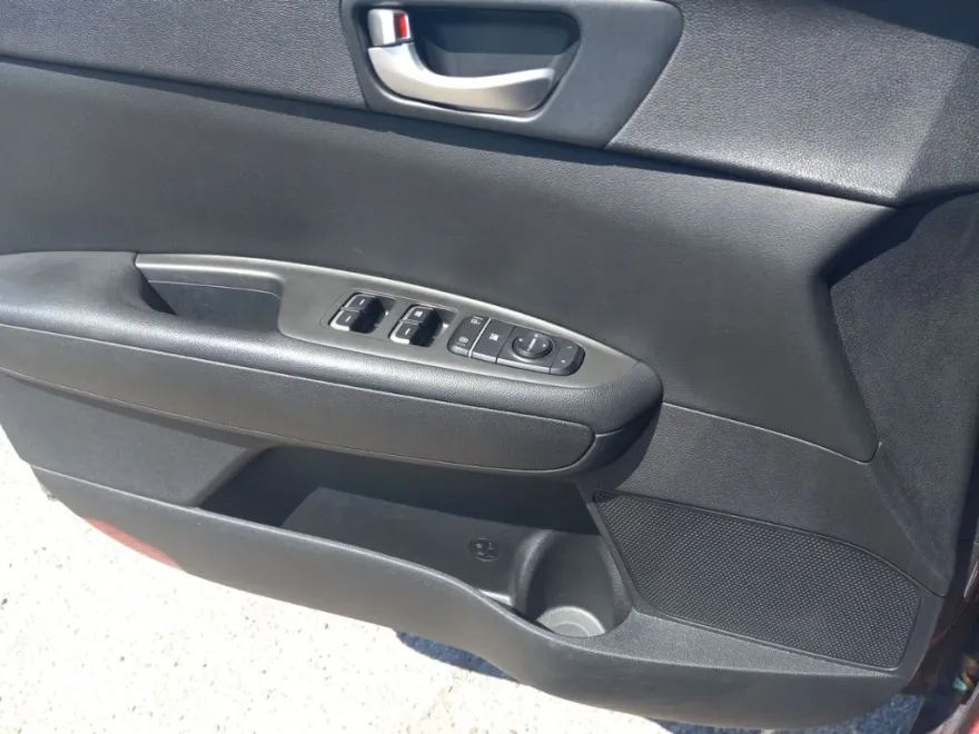 2017 Kia Optima LX photo 1