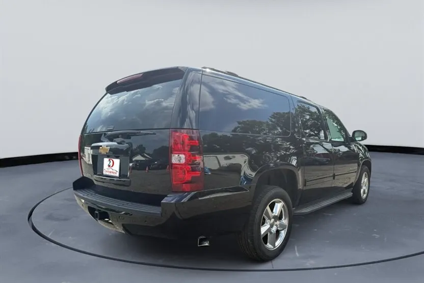 2013 Chevrolet Suburban LT photo 1