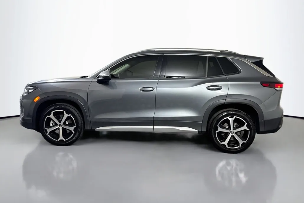 2025 Volkswagen Tiguan SE photo 1