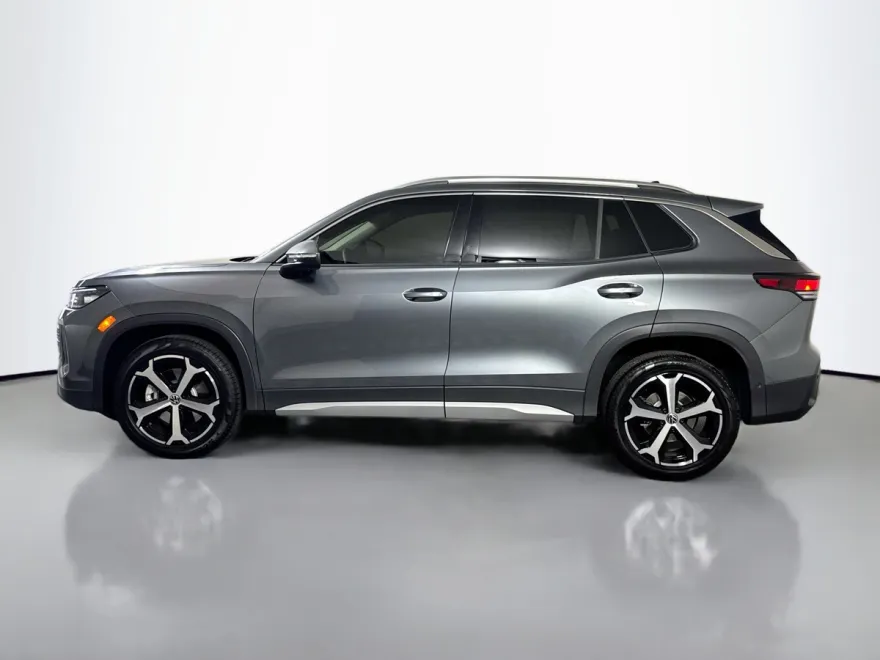 2025 Volkswagen Tiguan SE photo 1