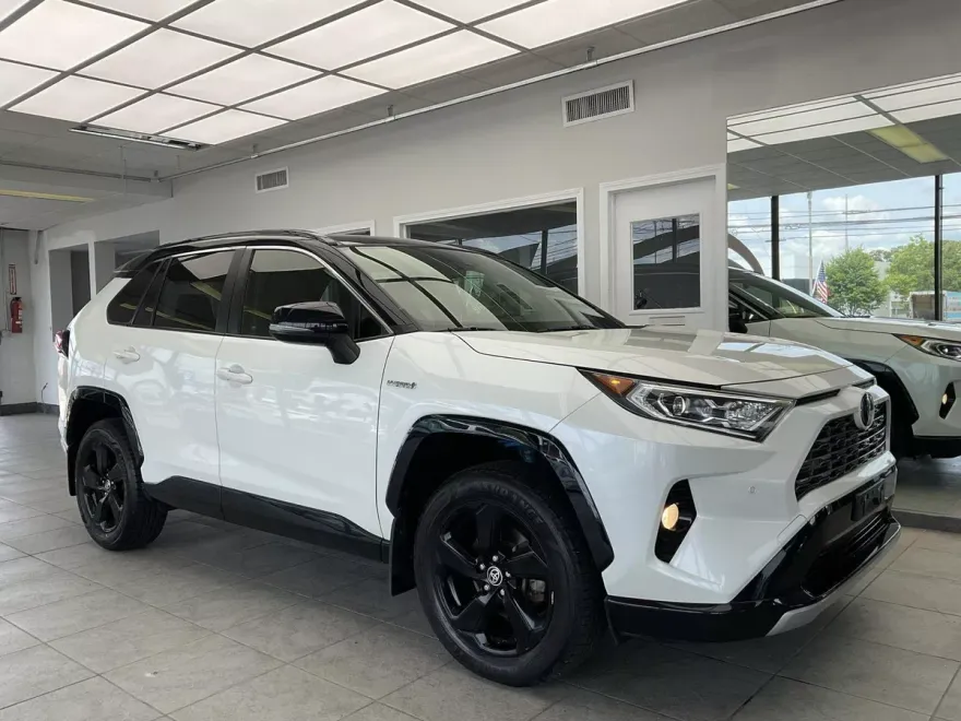 2020 Toyota RAV4 Hybrid XSE photo 1