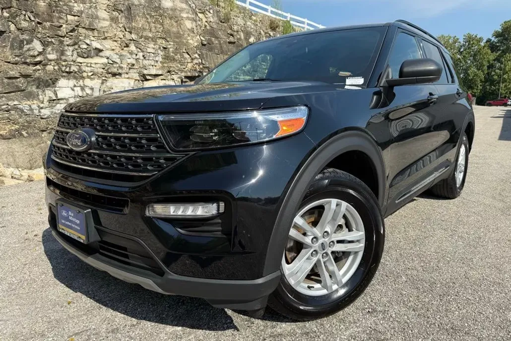 2023 Ford Explorer XLT photo 1