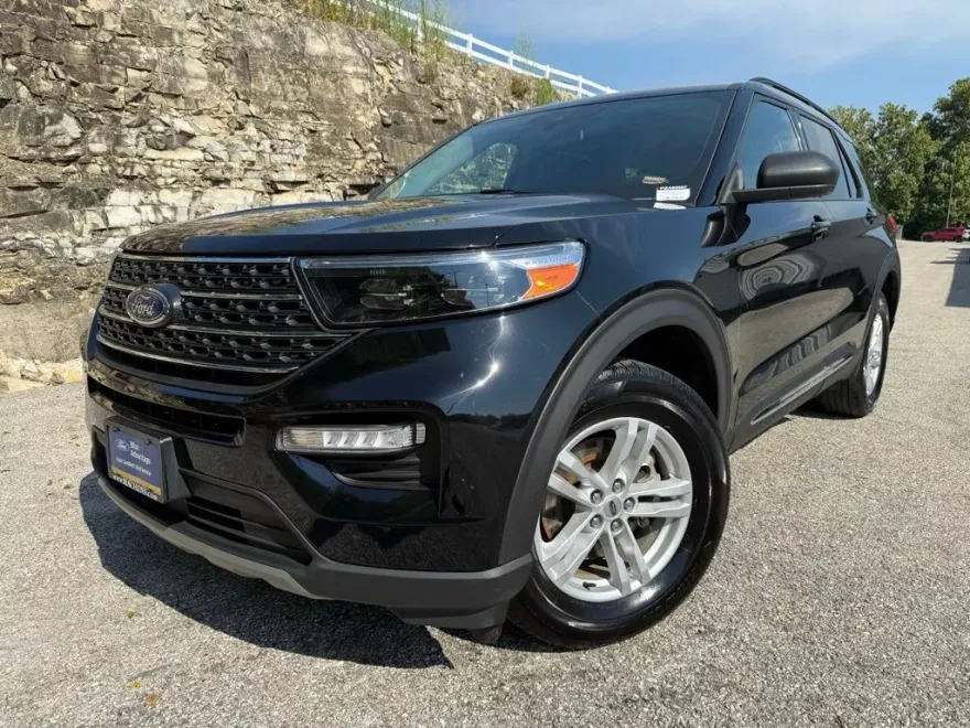 2023 Ford Explorer XLT photo 1