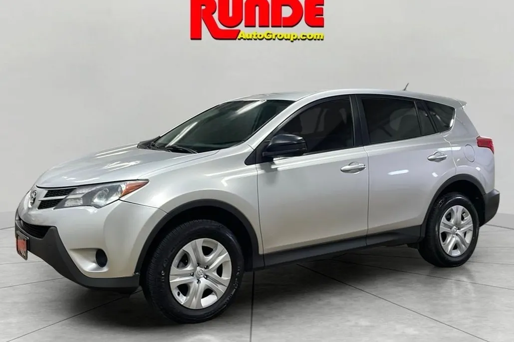 2015 Toyota RAV4 LE photo 1