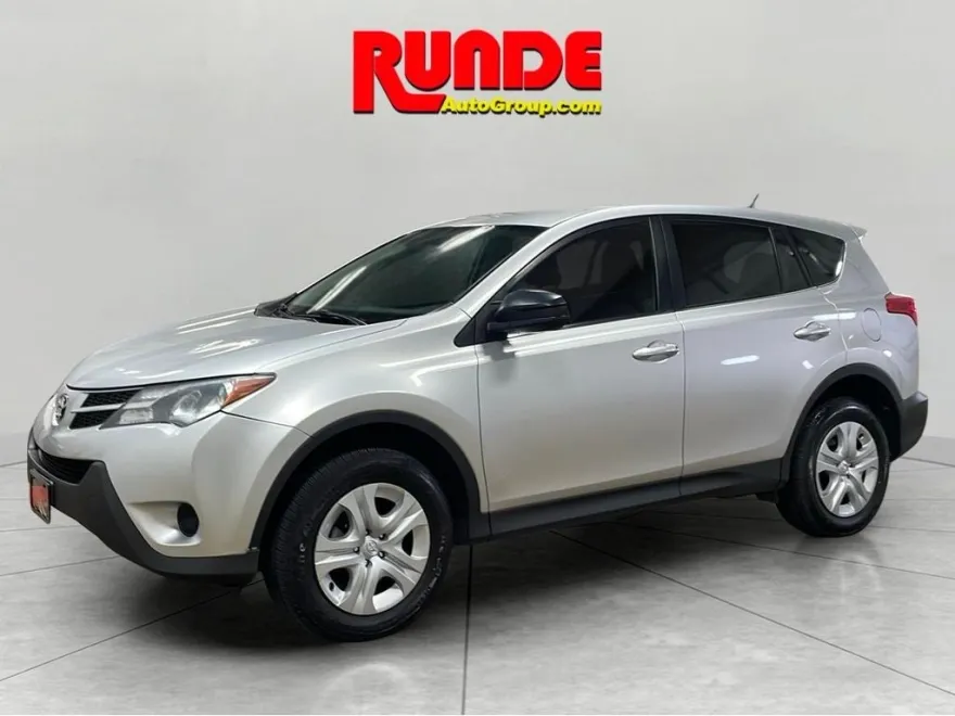 2015 Toyota RAV4 LE photo 1