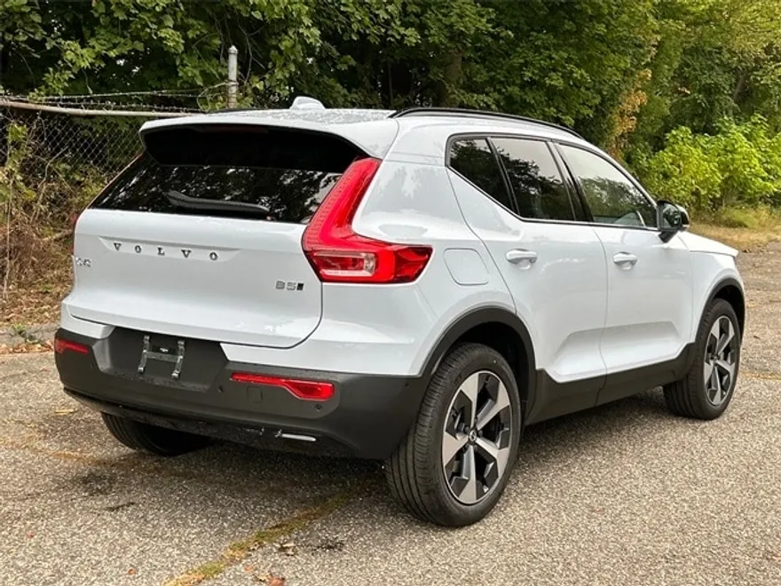 2026 Volvo XC40 Plus photo 1