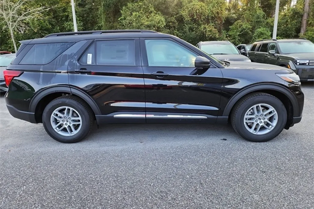 2025 Ford Explorer photo 1