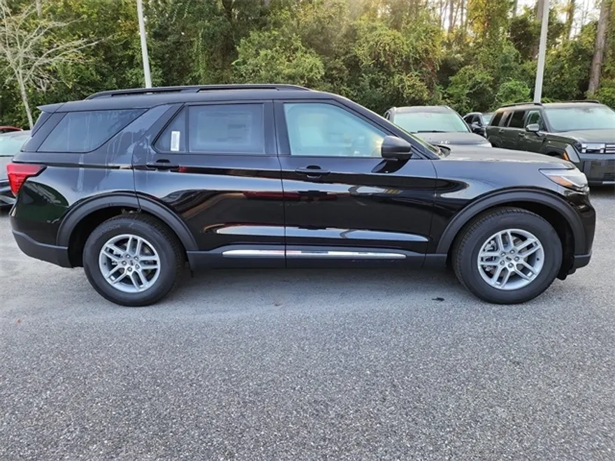 2025 Ford Explorer photo 1