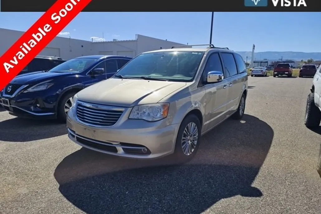 2014 Chrysler Town & Country photo 1