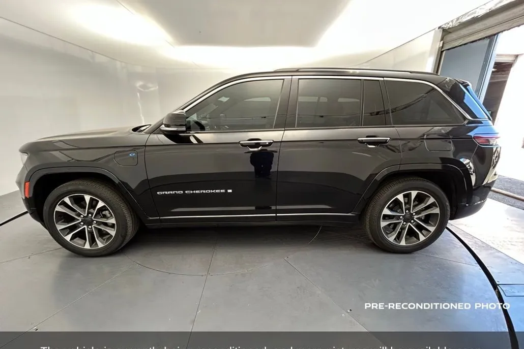 2022 Jeep Cherokee Overland 4xe photo 1