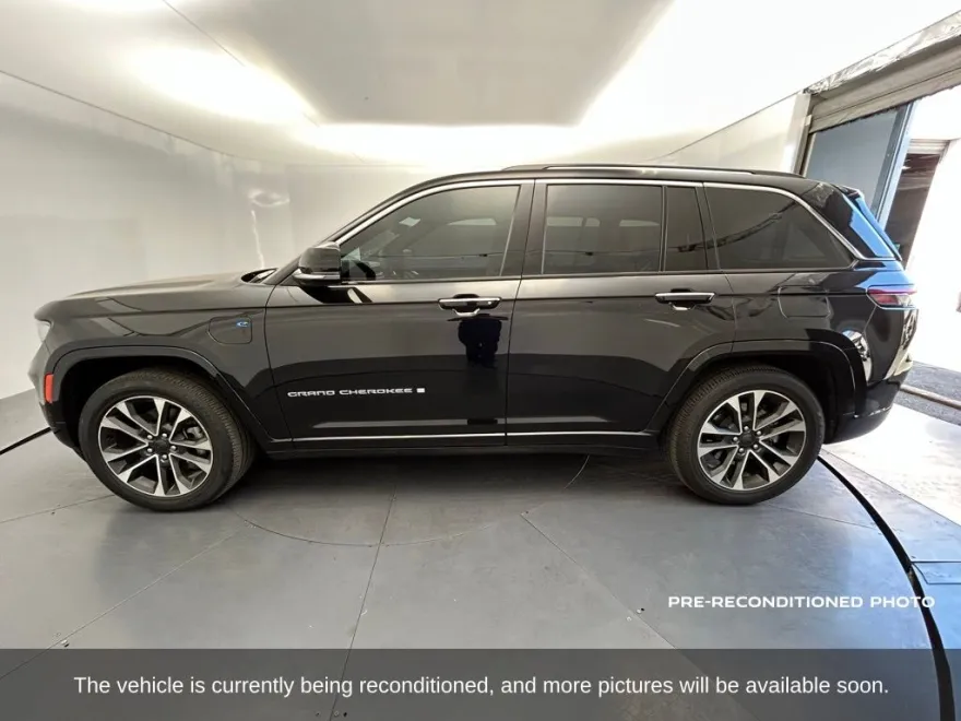 2022 Jeep Cherokee Overland 4xe photo 1