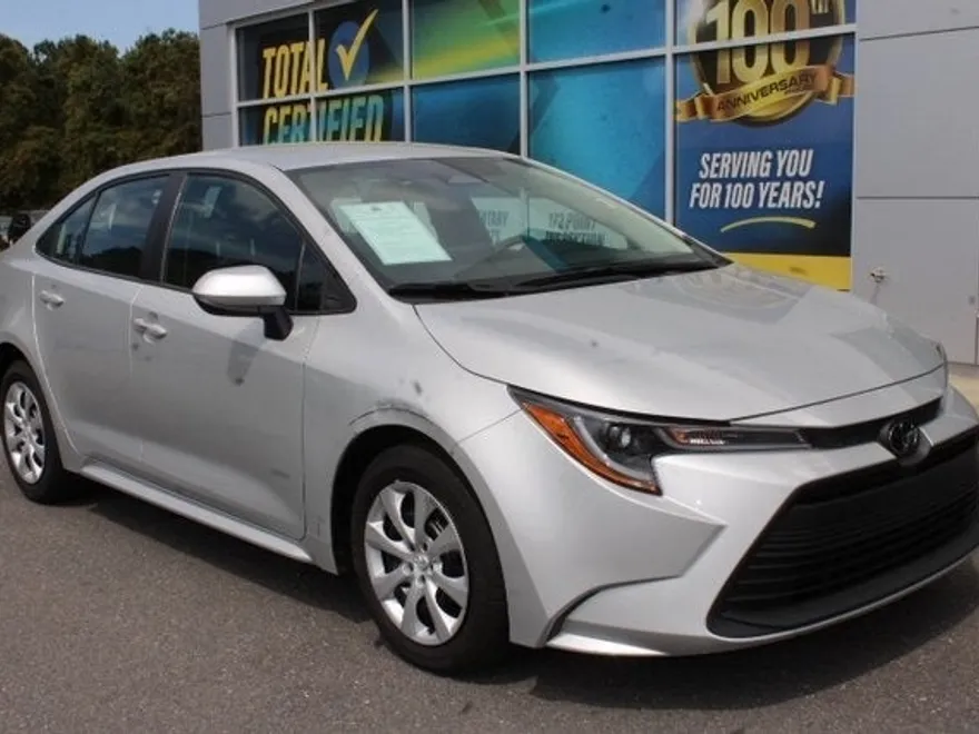 2024 Toyota Corolla LE photo 1