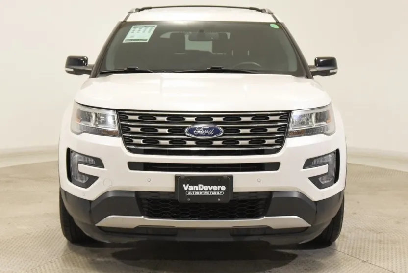2017 Ford Explorer XLT photo 1